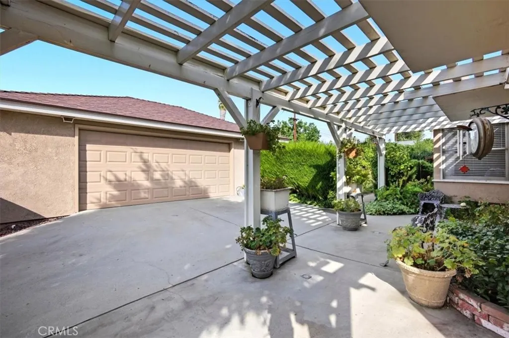 1327 E Thelborn