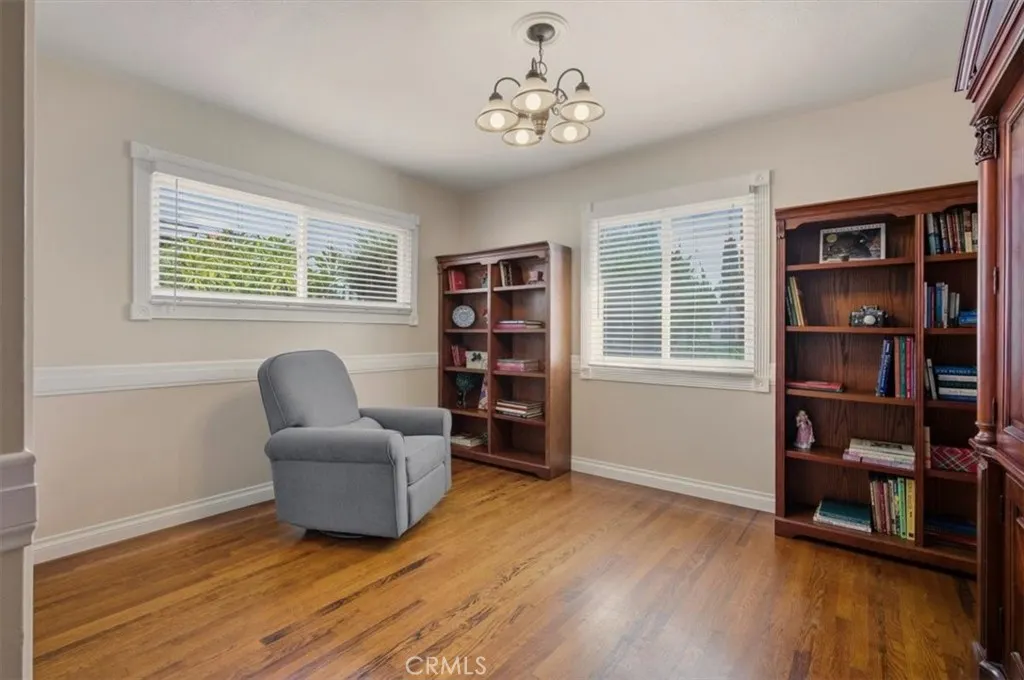 1327 E Thelborn