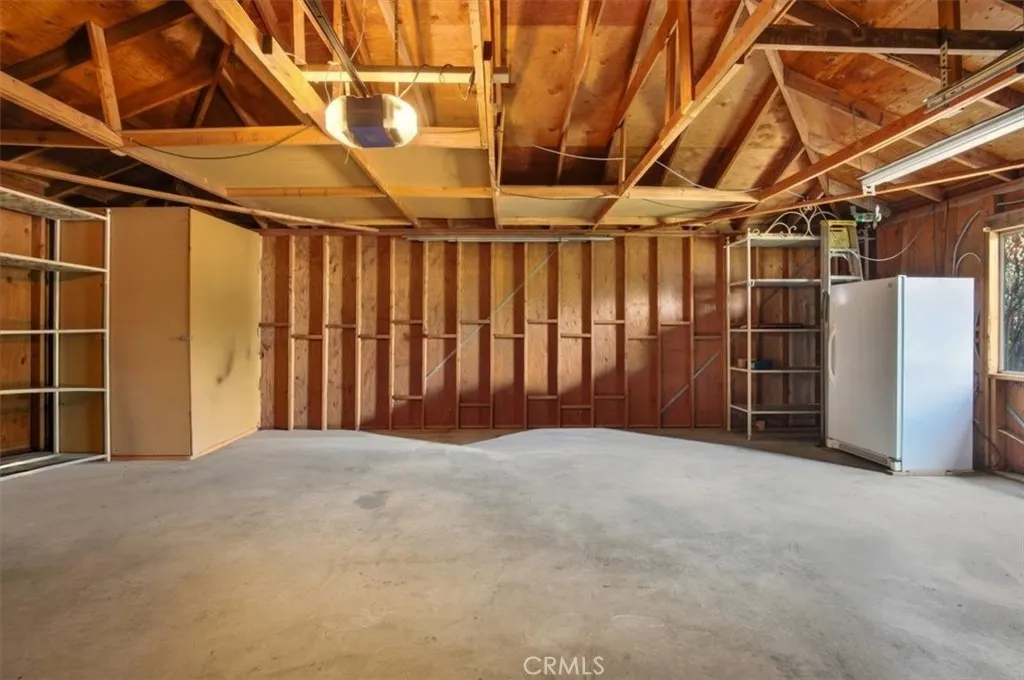1327 E Thelborn