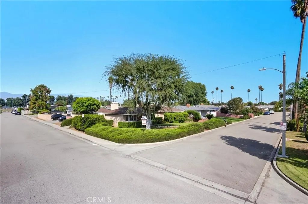 1327 E Thelborn