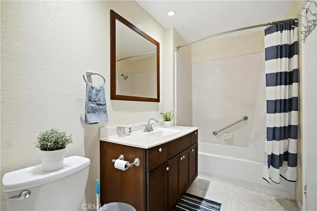 4900 N Grand Avenue #215