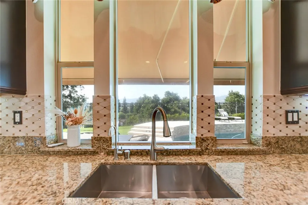 1127 Las Colinas Way
