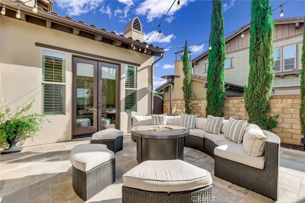 1127 Las Colinas Way