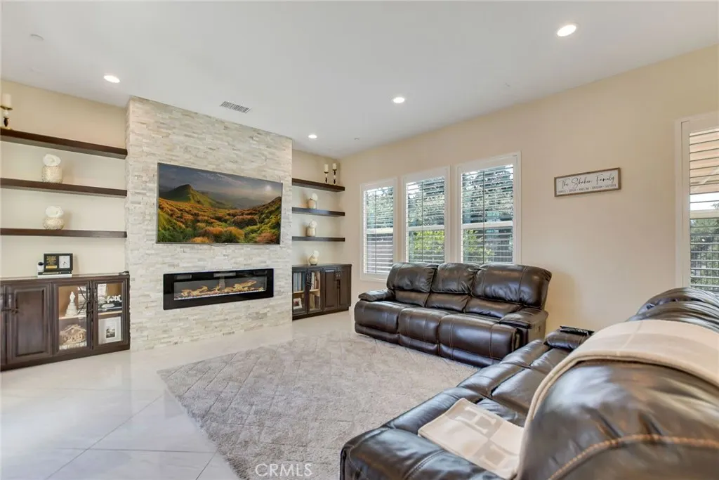 1127 Las Colinas Way