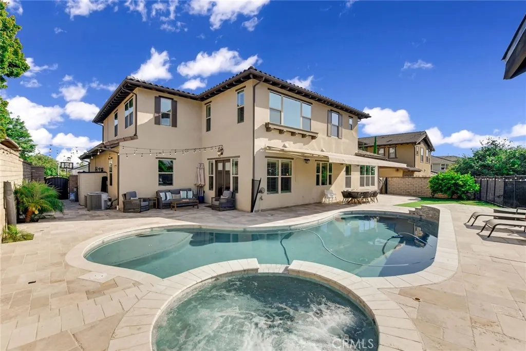 1127 Las Colinas Way