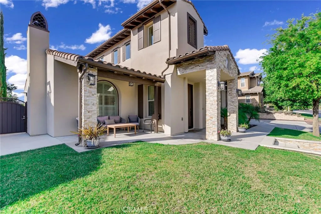 1127 Las Colinas Way