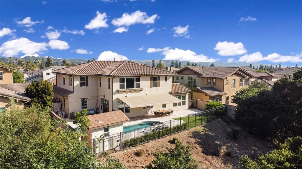 1127 Las Colinas Way