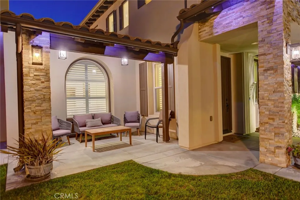 1127 Las Colinas Way