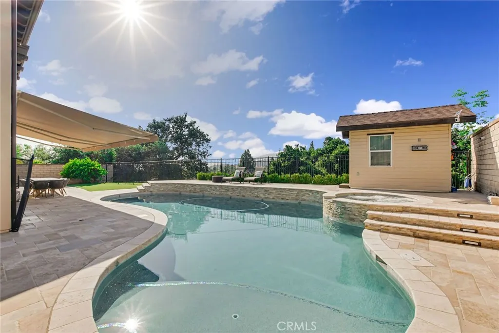 1127 Las Colinas Way