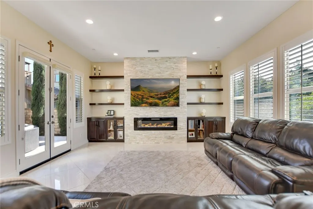 1127 Las Colinas Way