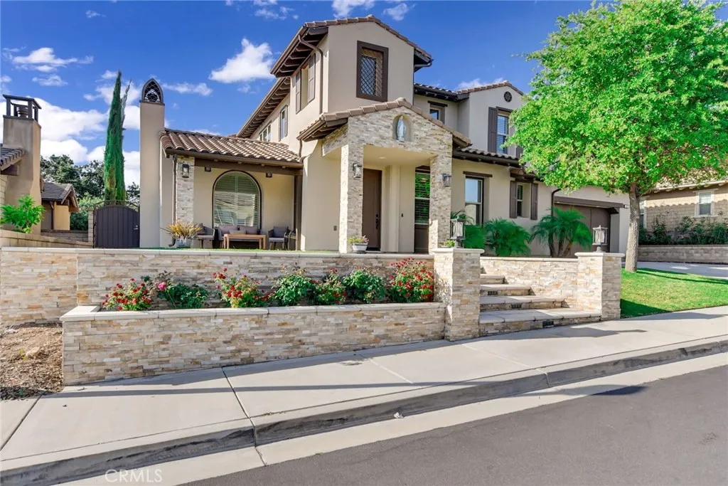 1127 Las Colinas Way