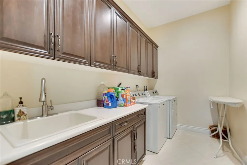 1127 Las Colinas Way