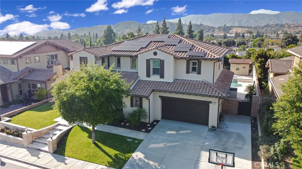 1127 Las Colinas Way