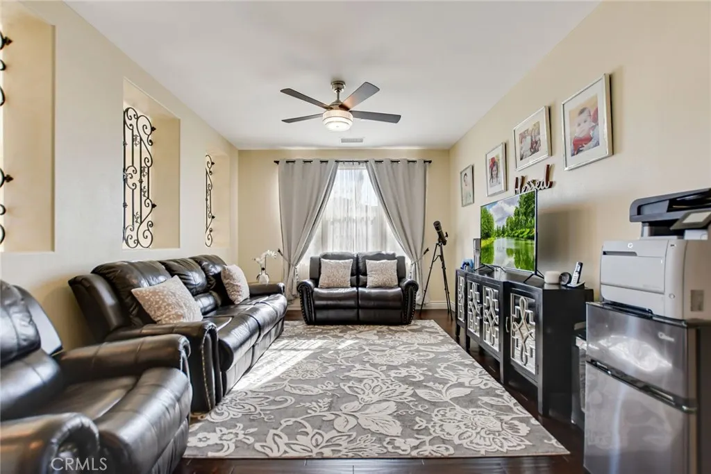 1127 Las Colinas Way