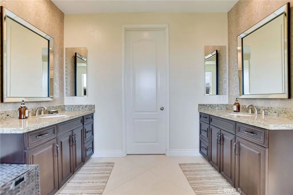 1127 Las Colinas Way