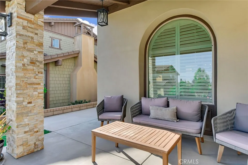 1127 Las Colinas Way
