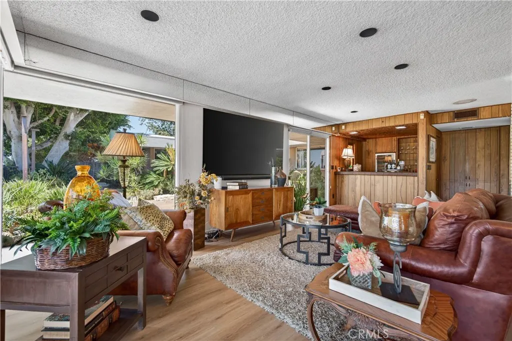 2904 Far View