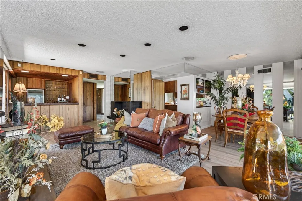 2904 Far View