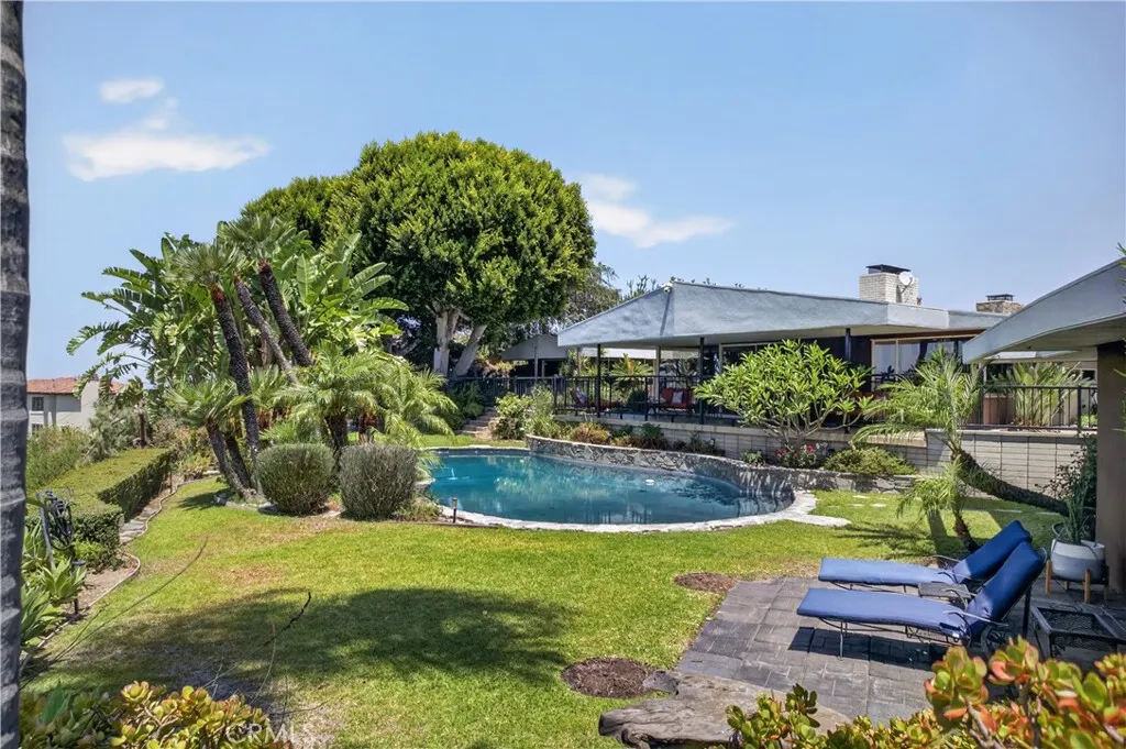 2904 Far View