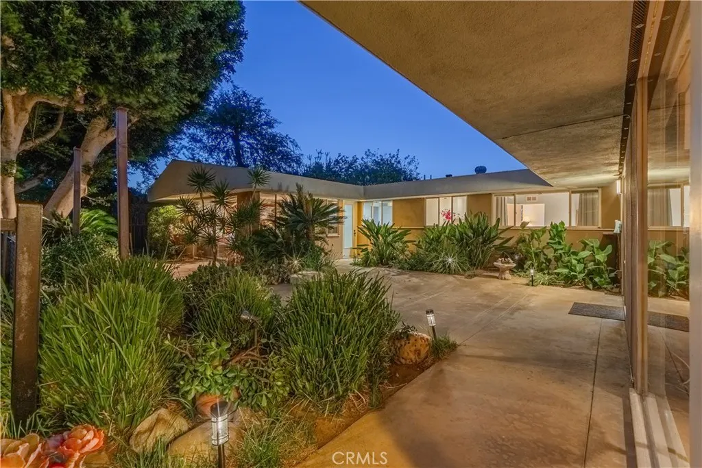 2904 Far View