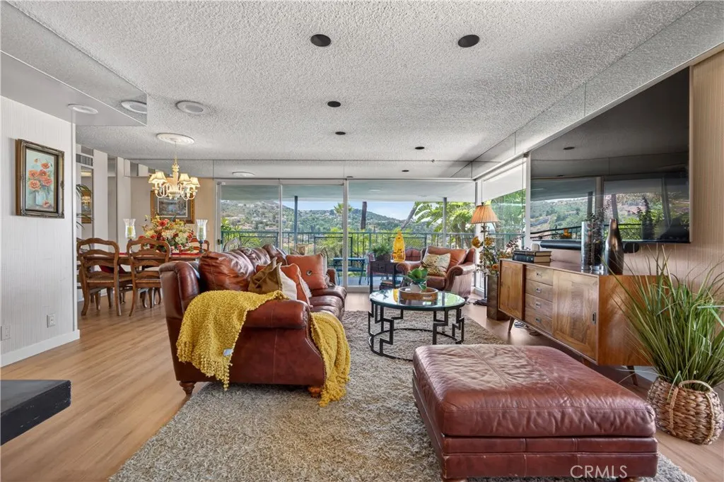 2904 Far View