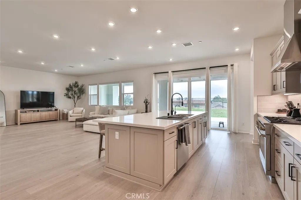1112 W Empress