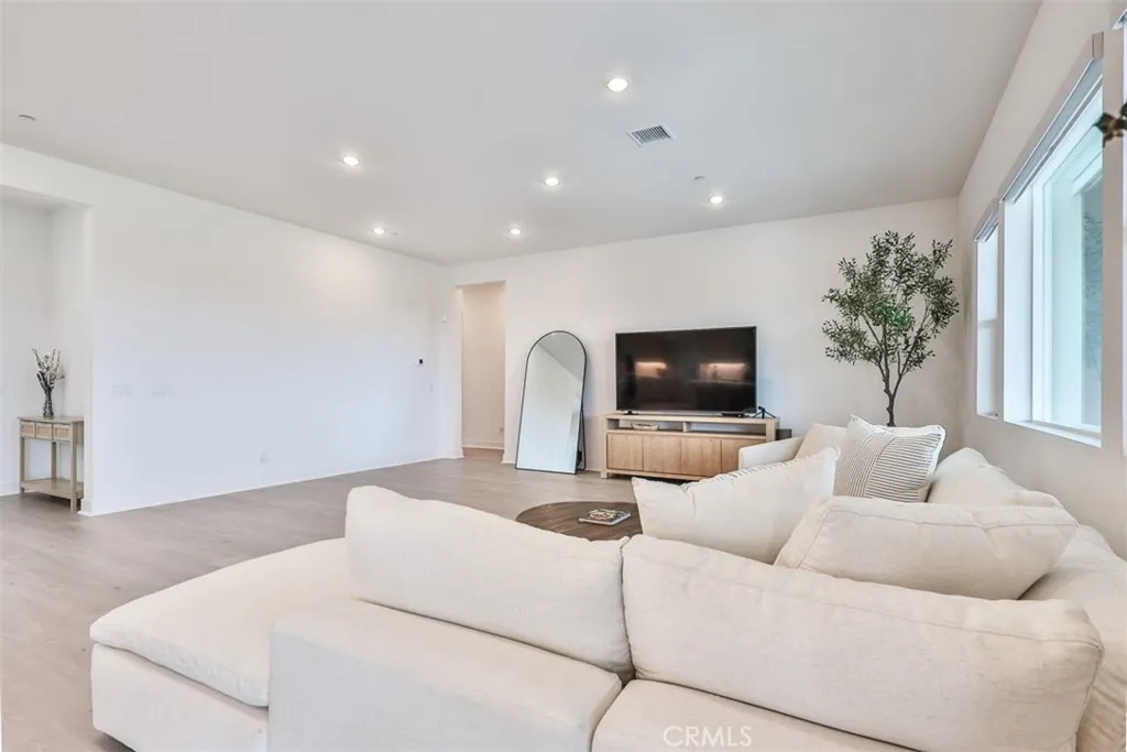 1112 W Empress