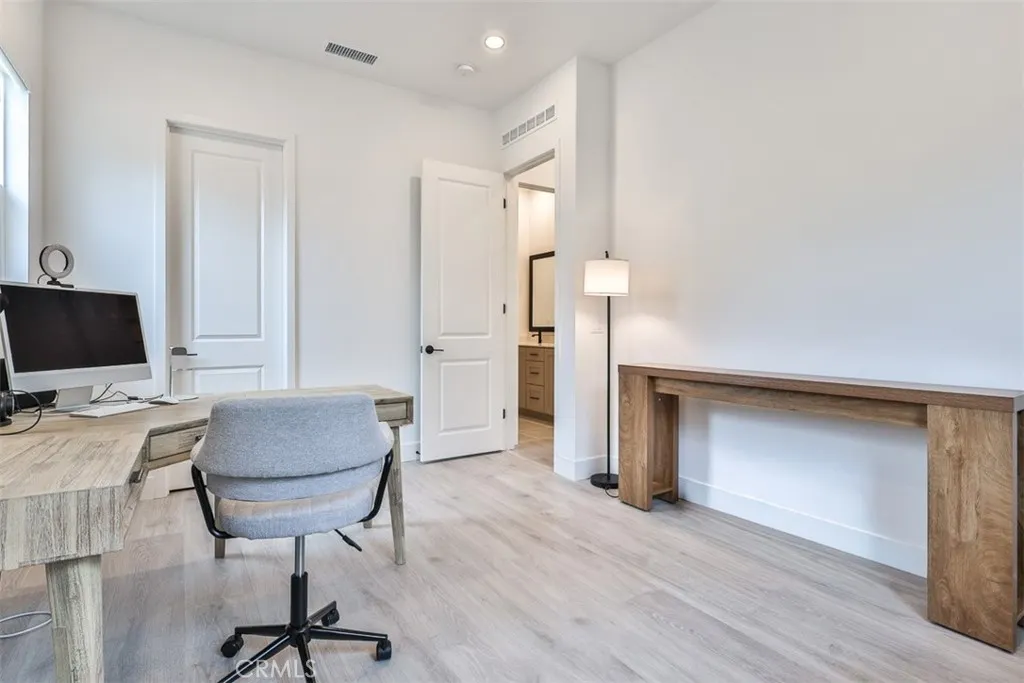1112 W Empress