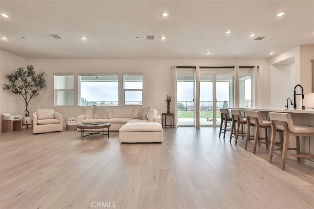 1112 W Empress