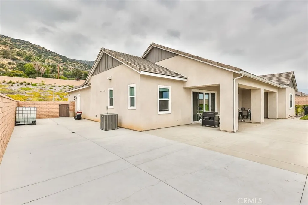 1112 W Empress