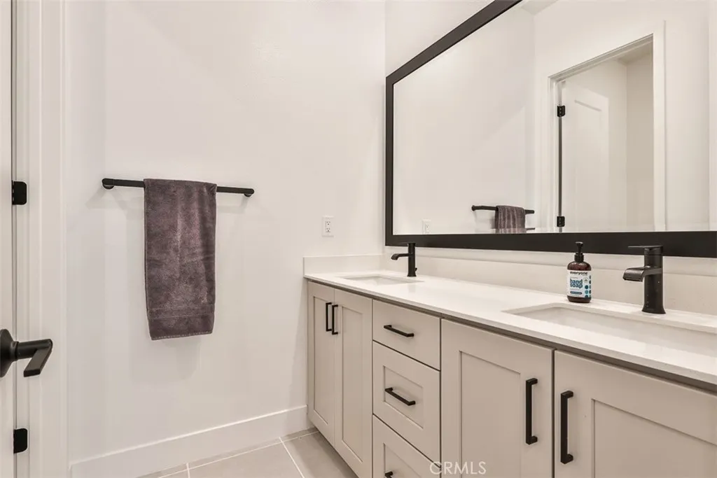 1112 W Empress