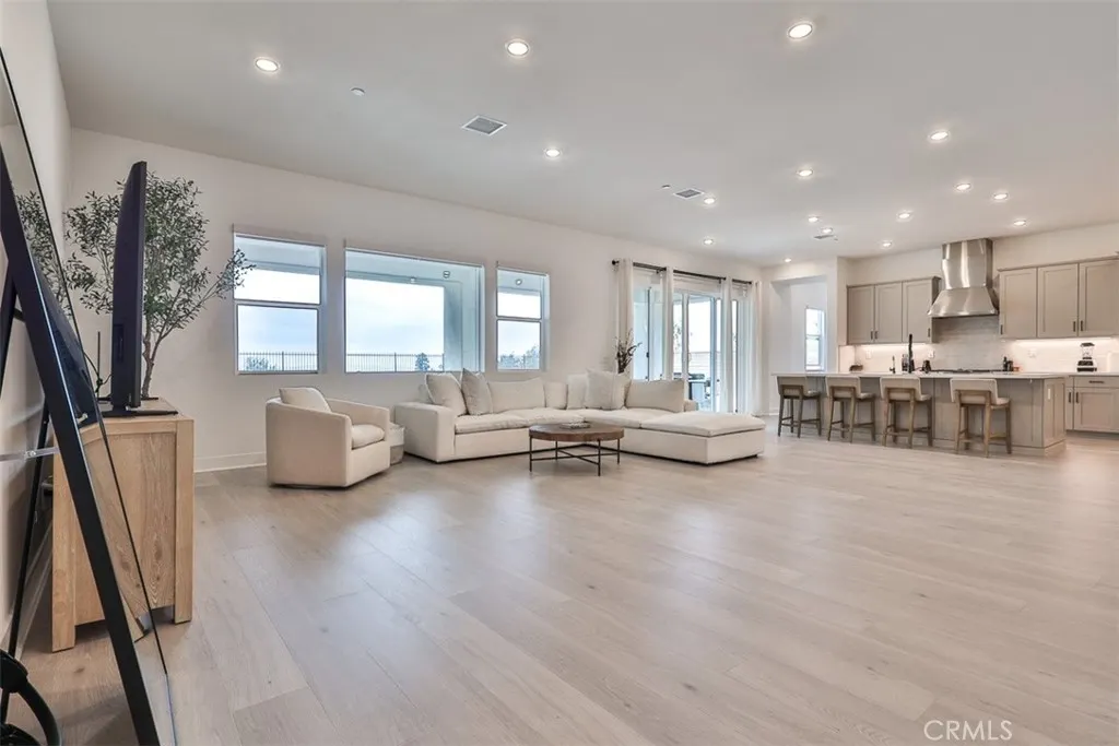 1112 W Empress