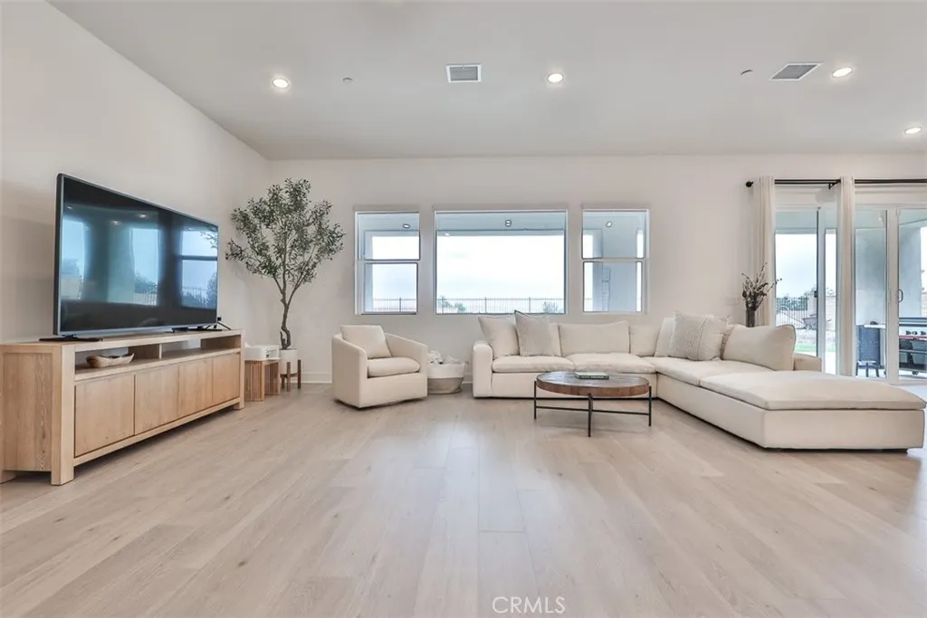 1112 W Empress