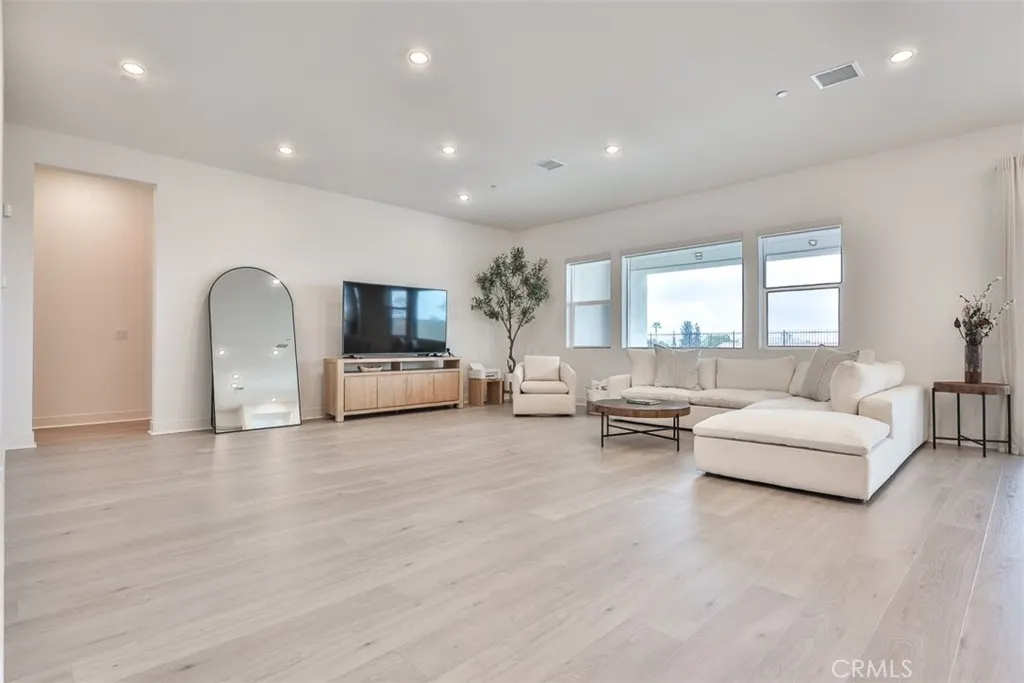 1112 W Empress