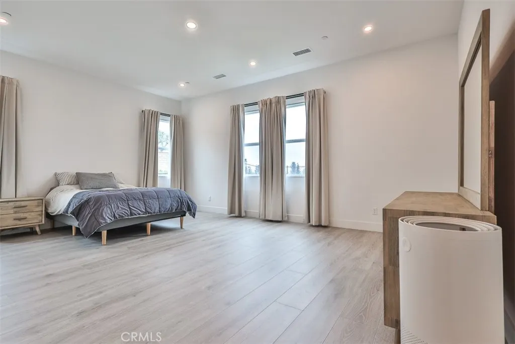 1112 W Empress