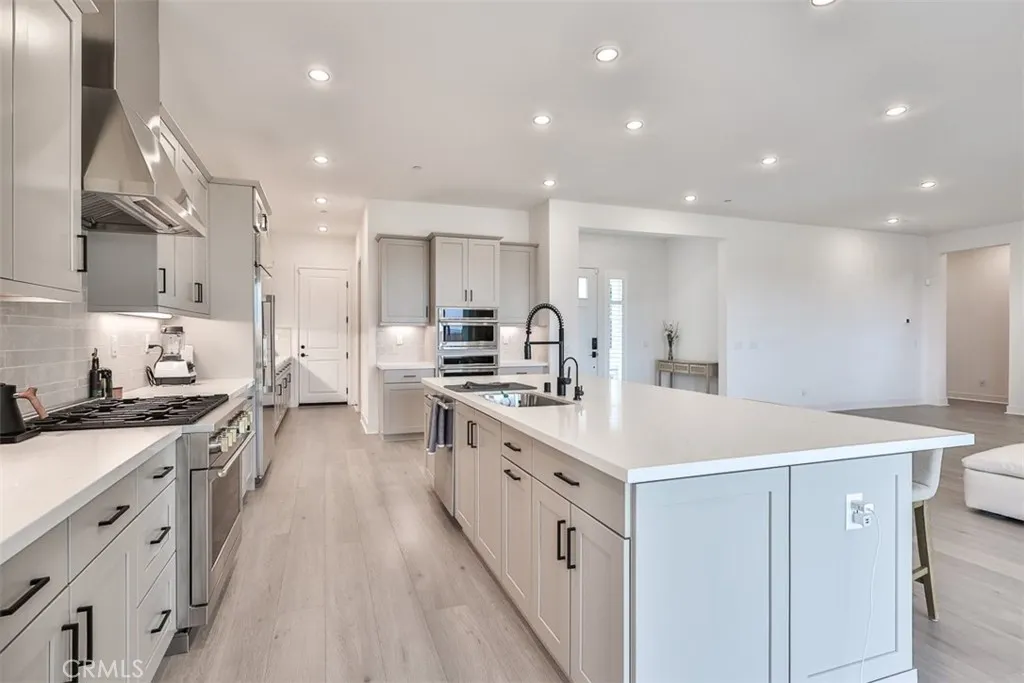 1112 W Empress