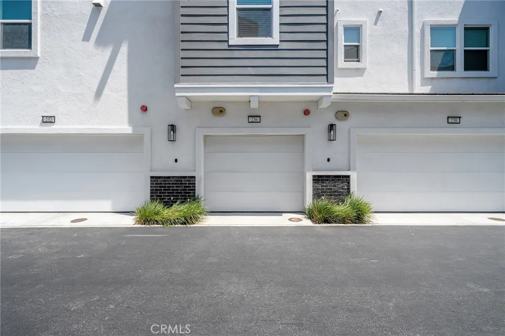 236 lockhart Way