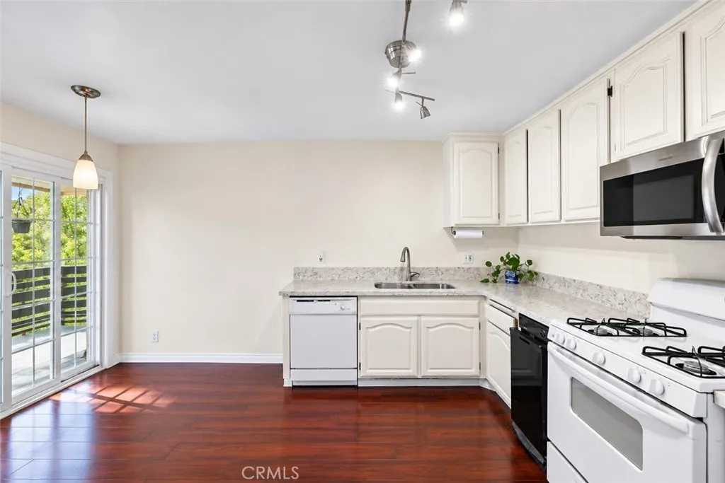 1083 Lakeview