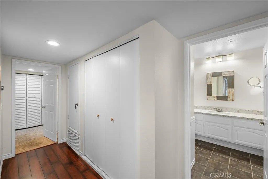 1083 Lakeview
