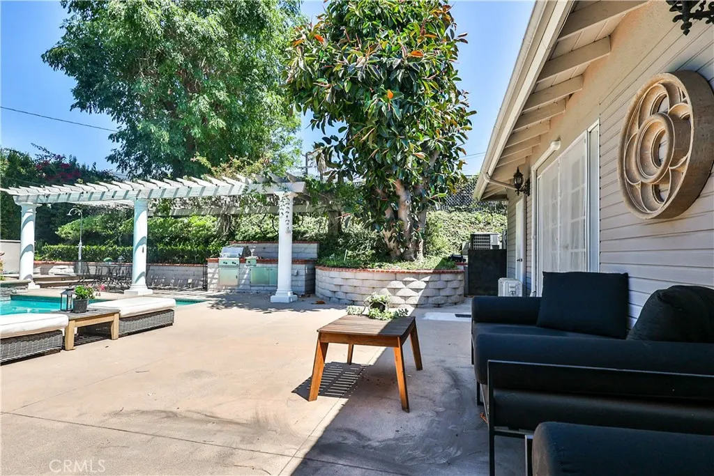 843 N Entrada