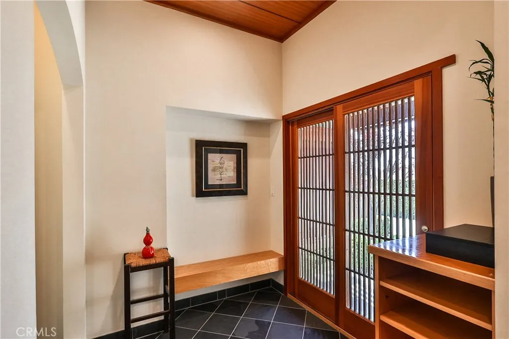 843 N Entrada