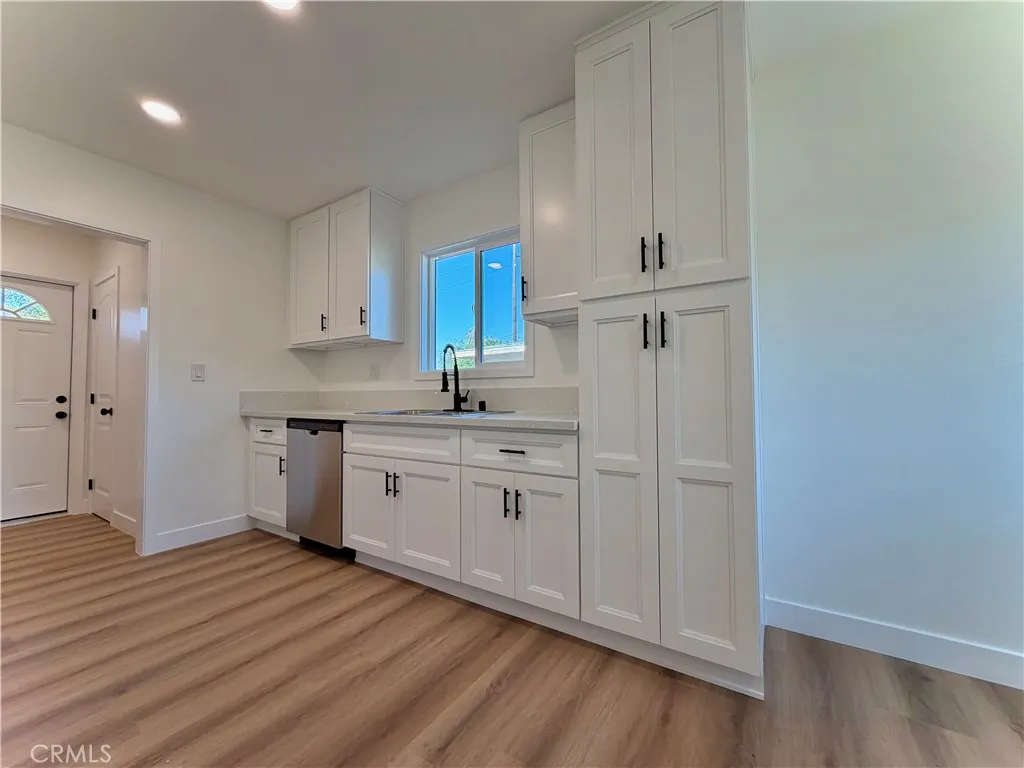 682 E La Verne Avenue