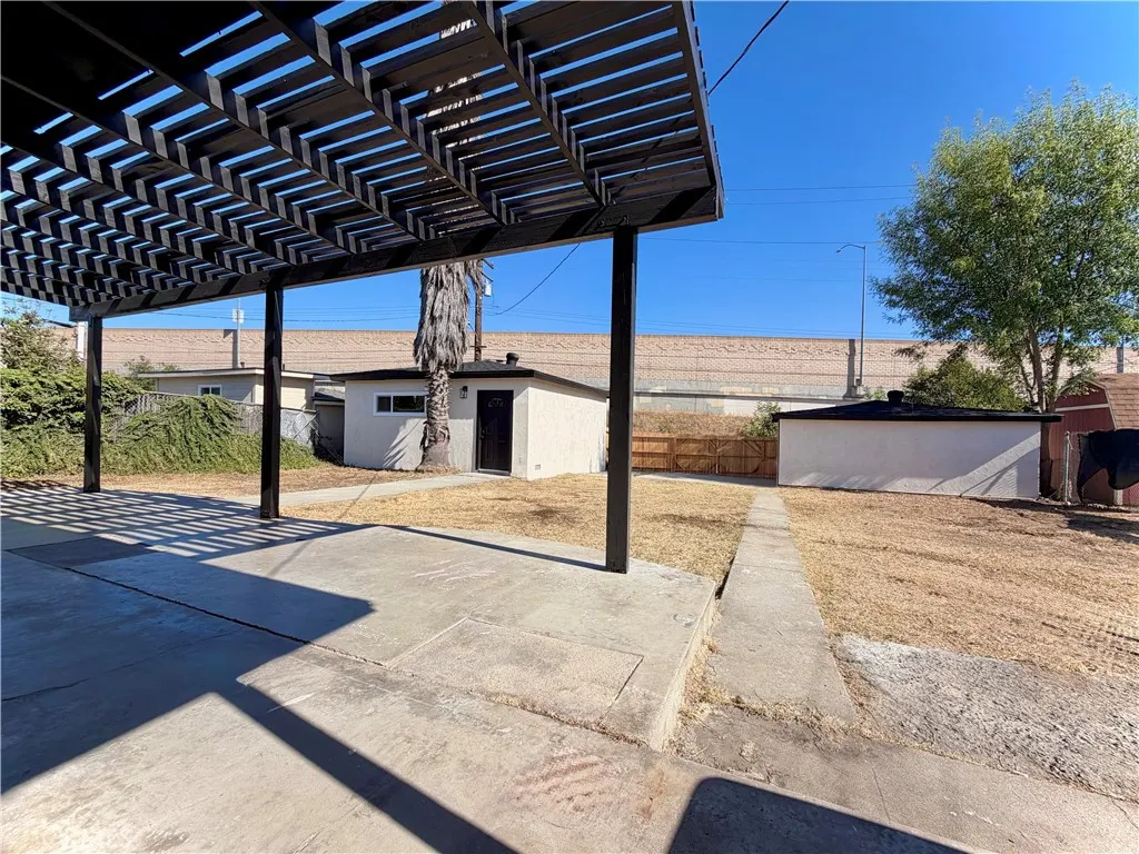 682 E La Verne Avenue