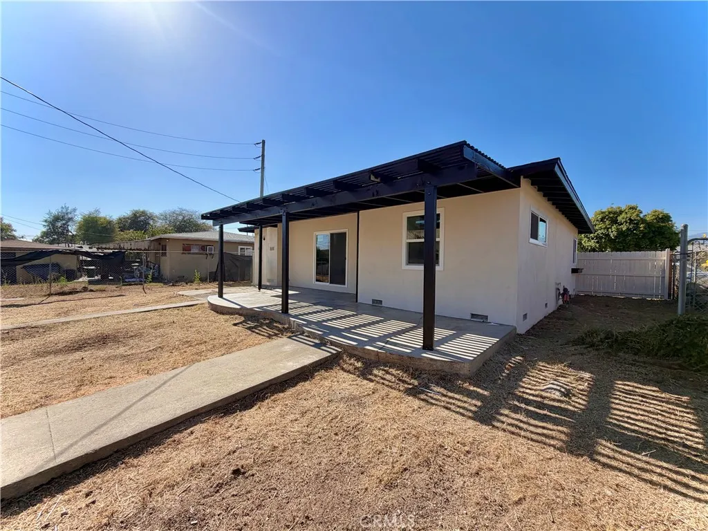 682 E La Verne Avenue