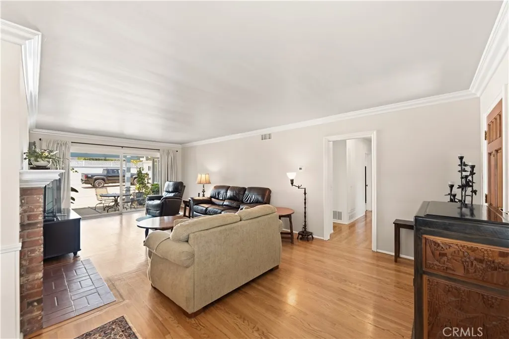 903 E Dalton