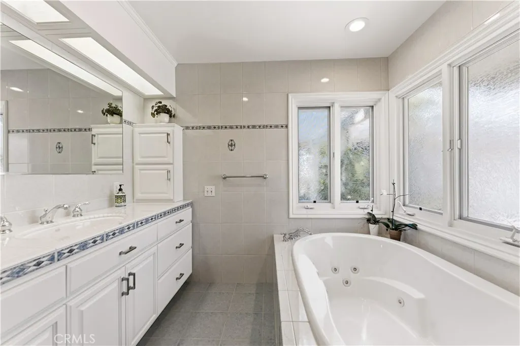 903 E Dalton