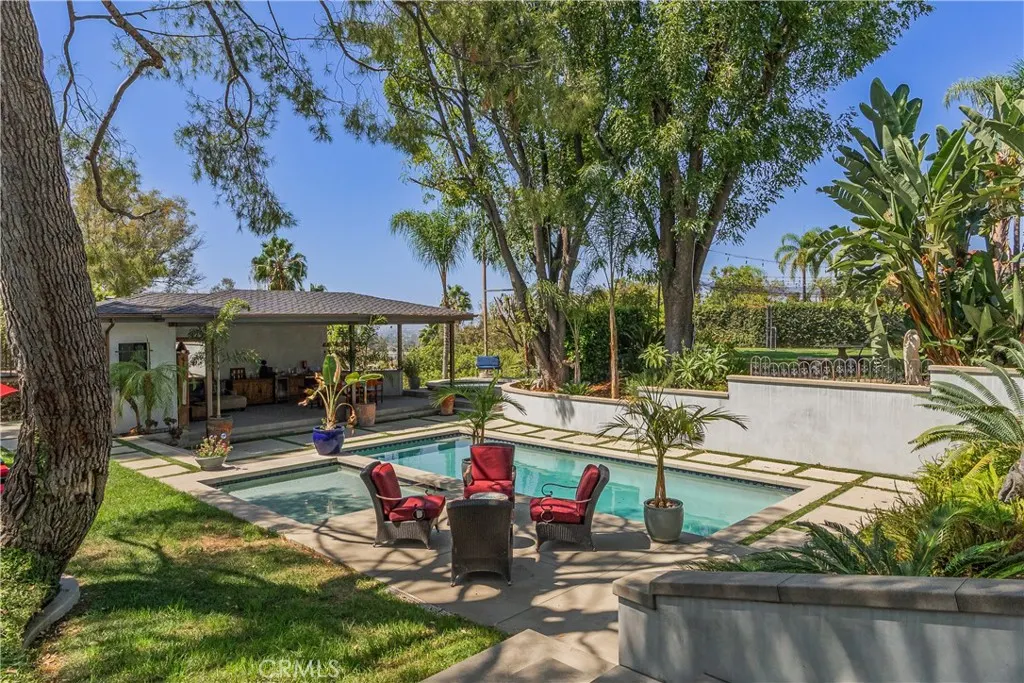 1455 Queen Summit