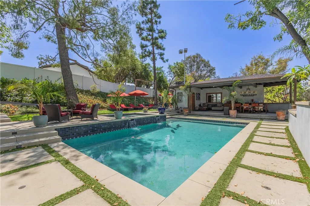 1455 Queen Summit