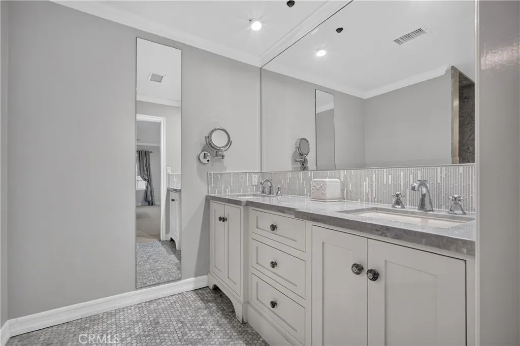 1455 Queen Summit