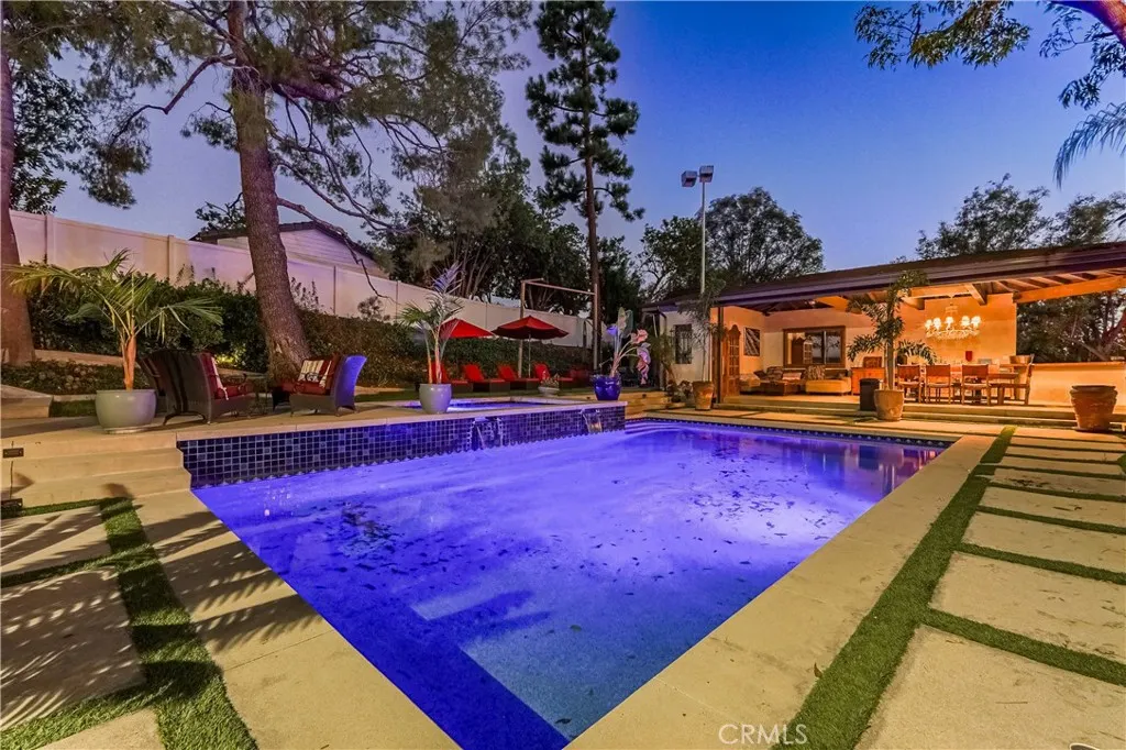 1455 Queen Summit